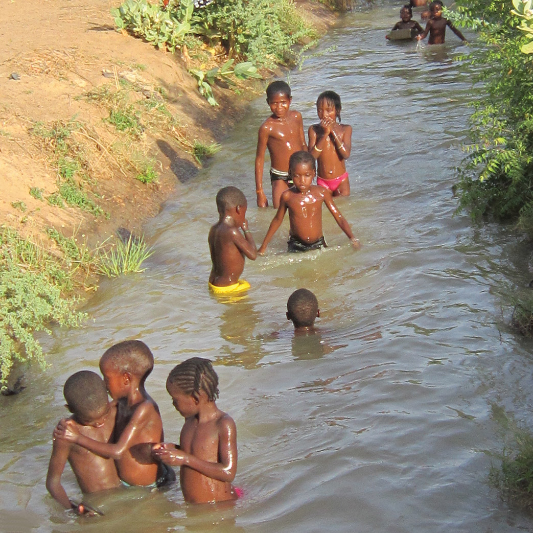 children playing in water in Niger