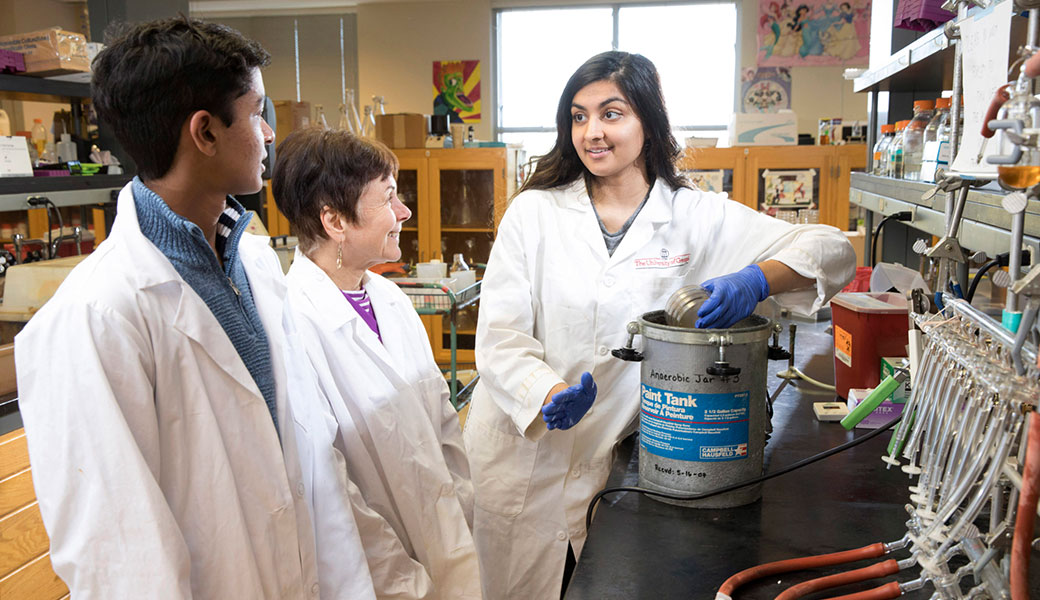 Image of UGA professor in lab with students