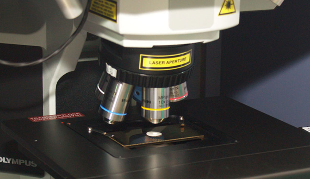 photo of the Raman microscope uses a laser to illuminate and analyze an object.