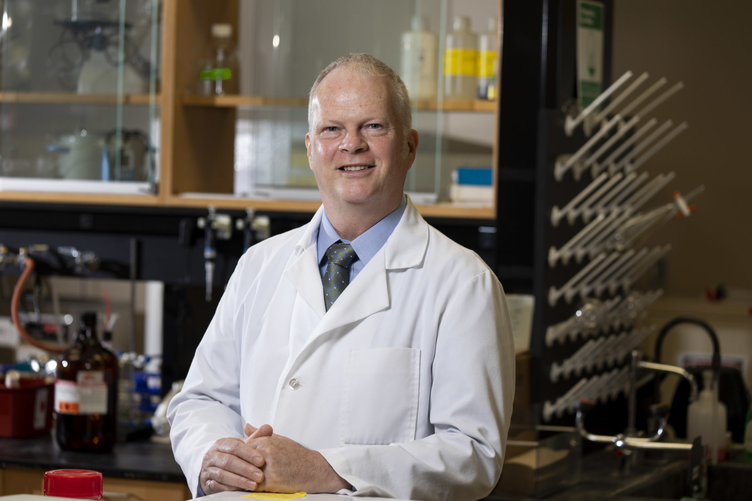 photo of professor Rob Woods in his lab
