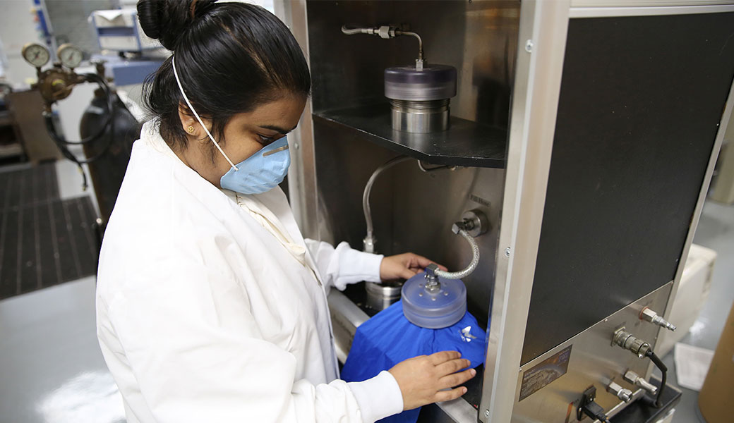 Anuradhi Liyanapathiranage tests neck gaiter in laboratory