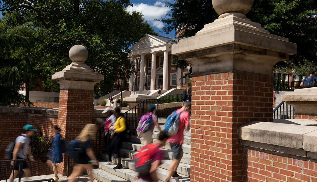 photo of students on the Baldwin Street steps during a class change