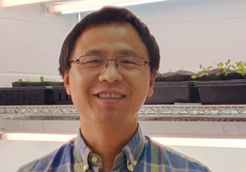 photo of Li Yang in lab