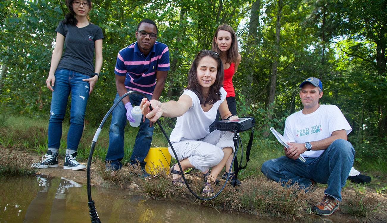 University of Georgia researcher Erin Lipp working with students to sample water