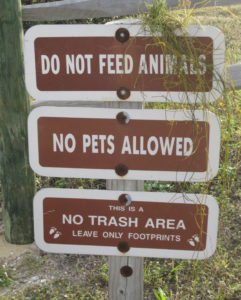 do not feed the animals / no pets allowed sign