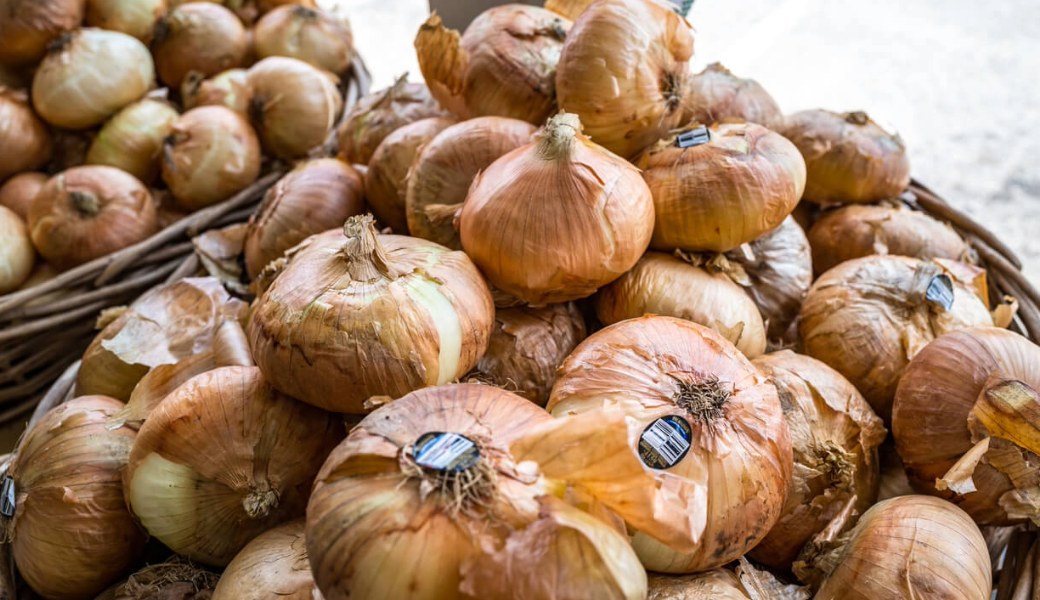 Image of vidalia onions in woven baskets.