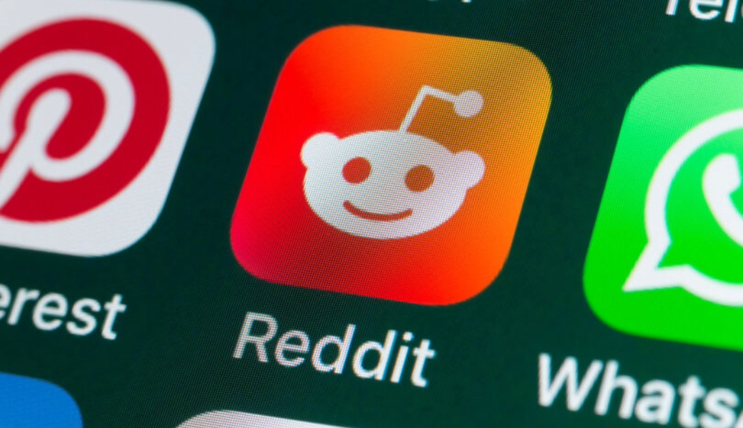 Image of various social media apps including reddit