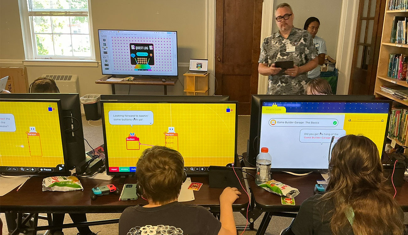 vr-1 Matthew Schmidt watches children use Game Builder Garage